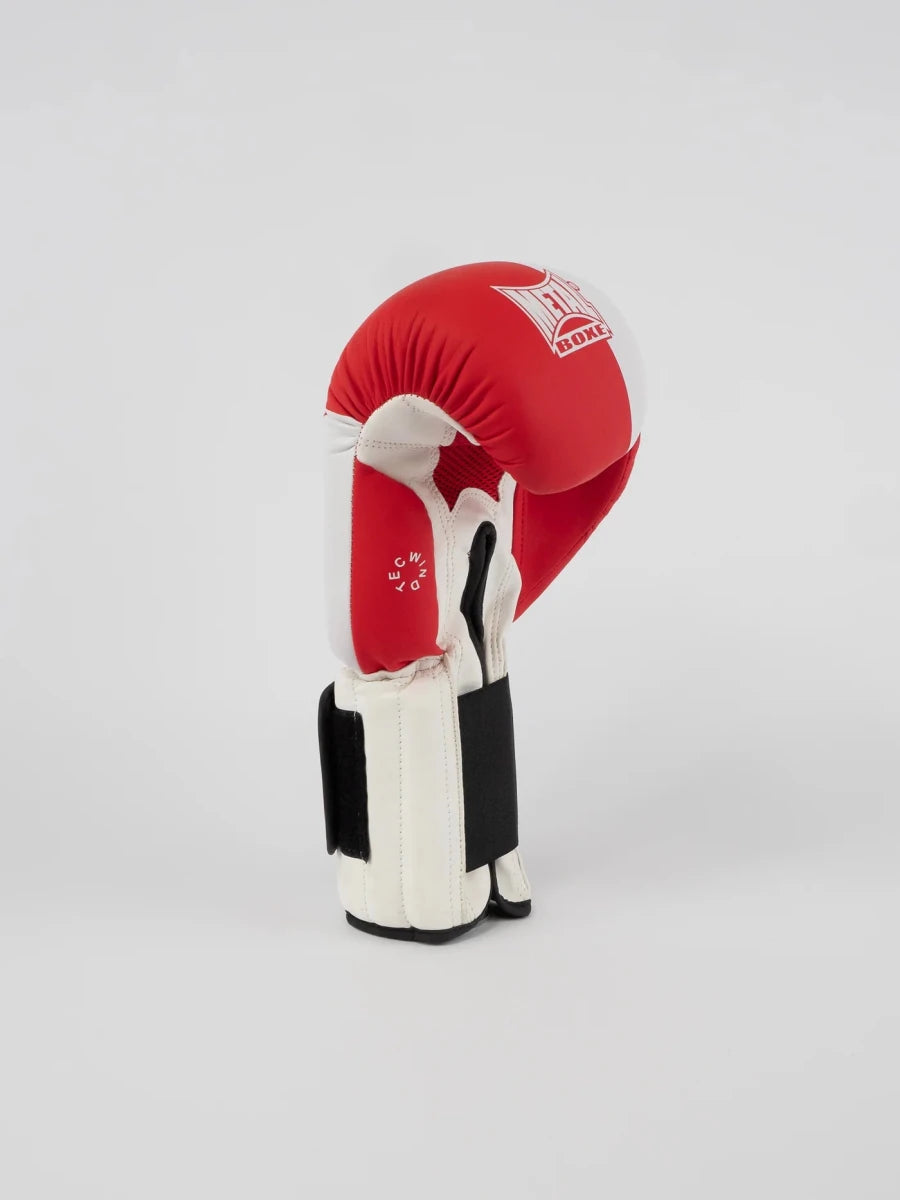 Mesh ventilationsdetalj av röda Metal Boxing Savate-handskar