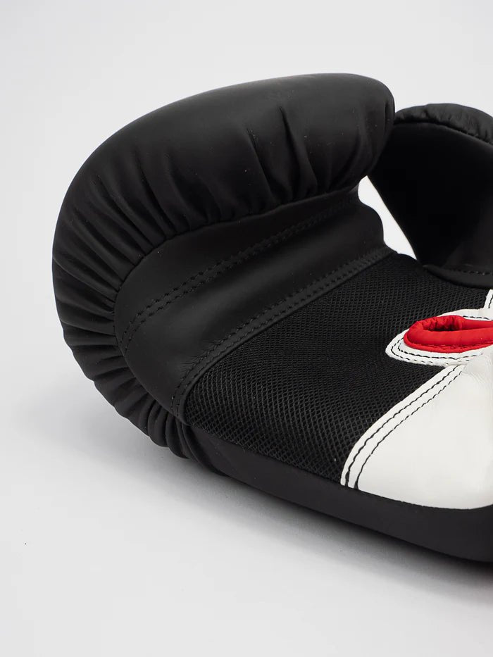 Vy över den Windtec ventilerade handflatan på Metal Boxing Ergo 90-handskar, kardborrstängningsdetalj