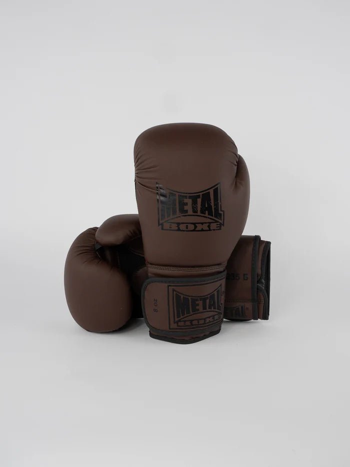Vue de face des gants Metal Boxing Steel Brown de style vintage noir et marron