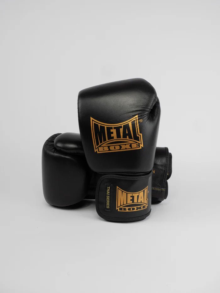 Vue de face des gants Metal Boxing Thai Series en cuir pleine fleur noir et doré