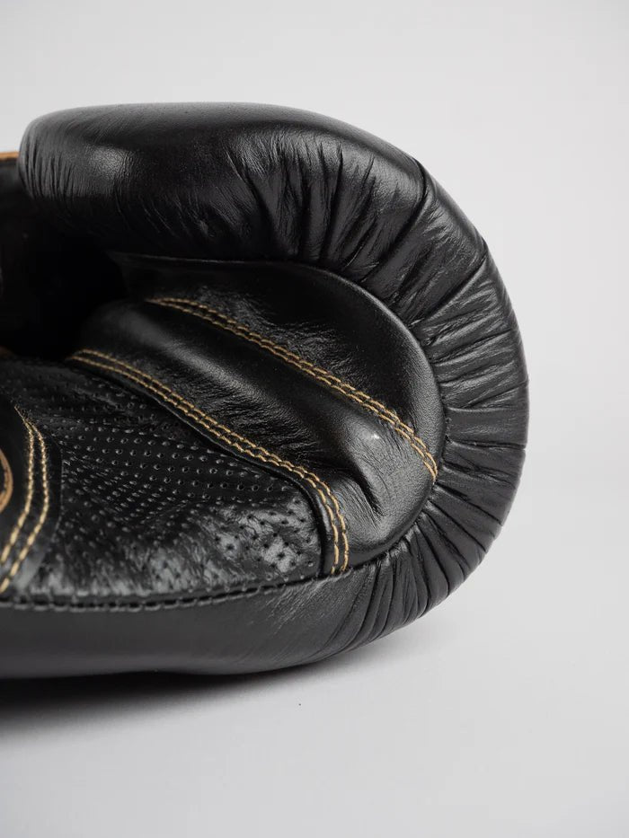 Detalhe da luva de boxe de metal único Titan ouro negro, espuma pré-formada