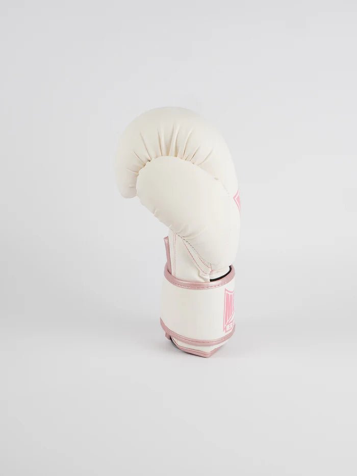 Vista lateral das luvas Metal Boxing MB200, detalhe de acabamento rosa e fecho de velcro