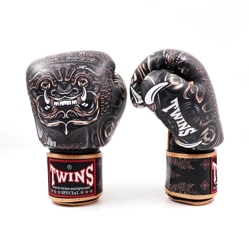 Gants Twins Special BGVL3 Muay Thai avec vue de face graphique Yaktai traditionnelle.