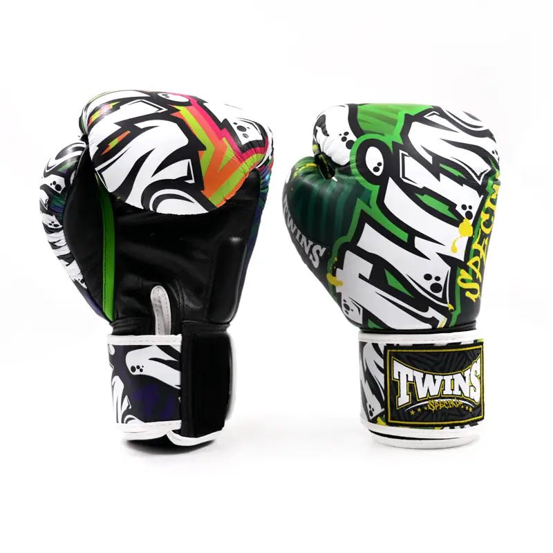 Vista lateral das luvas Twins Special Fantasy Series com design moderno Graffiti.