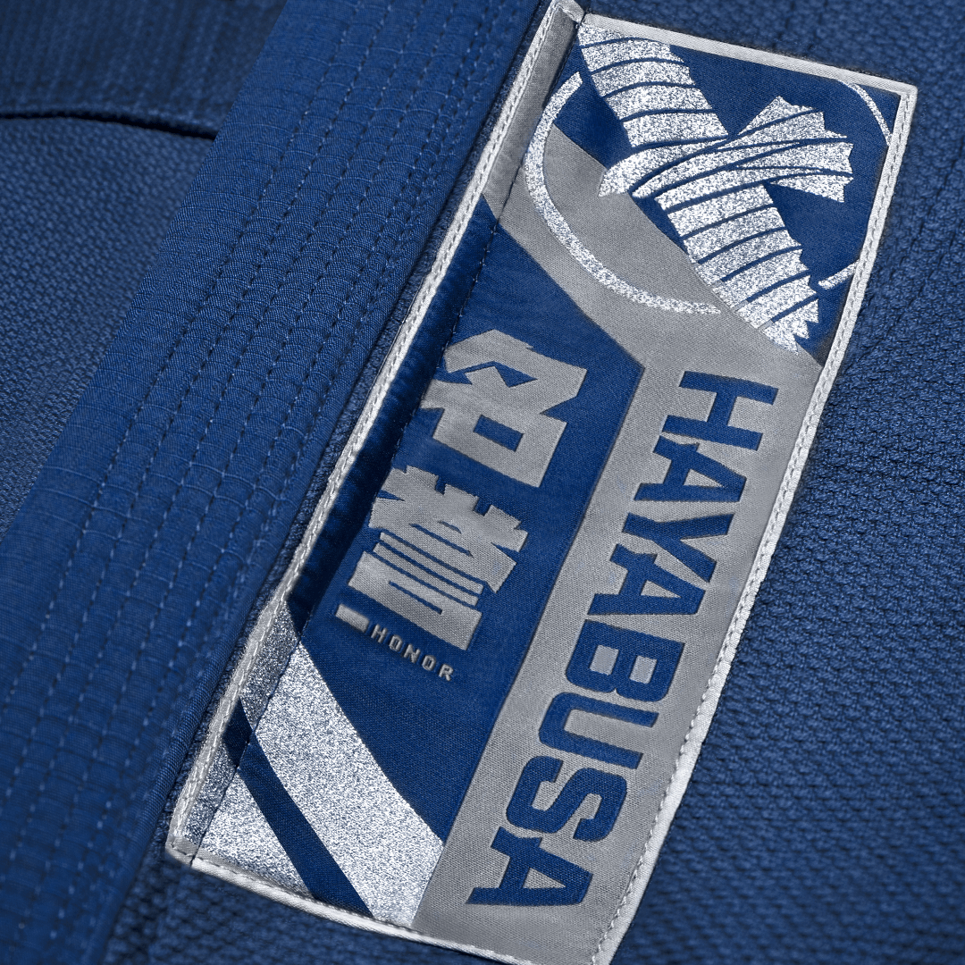 Detalj av Hayabusa-skriften och kanji-symbolerna på den marinblå kimonon