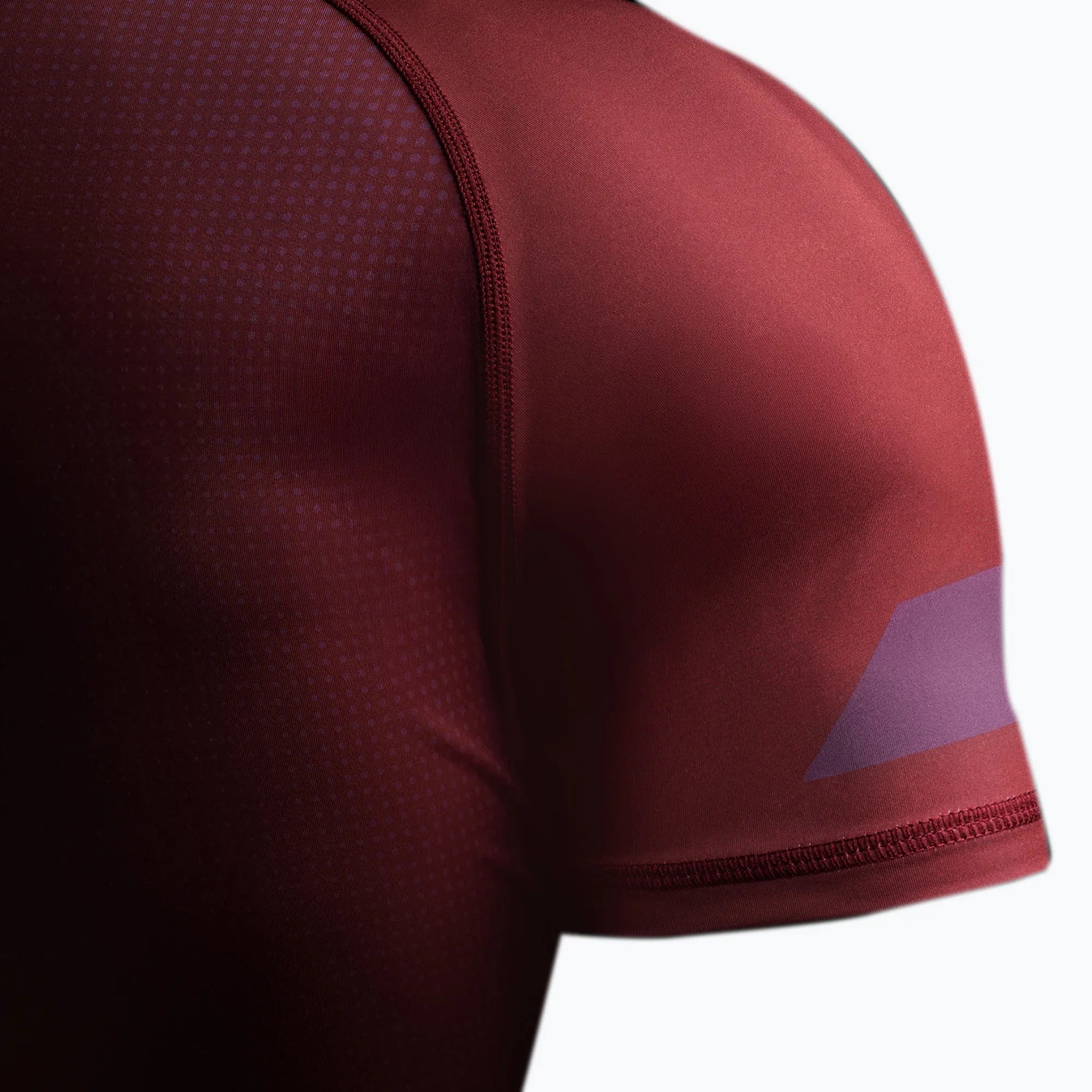 Particolare del bordo antiscivolo in silicone su rash guard bordeaux.