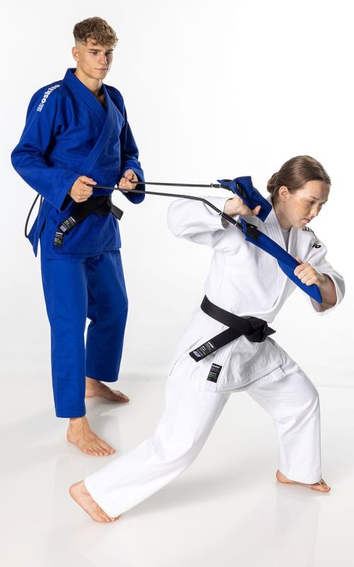 Kinderen en tieners trainen met de Judo Grip Trainer Moskito Uchi Komi Triangle om hun grip te verbeteren