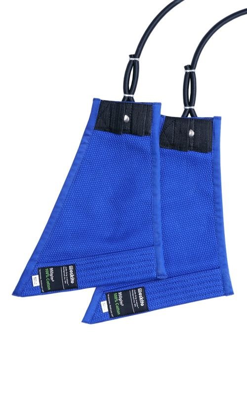Vooraanzicht van de blauwe Moskito Uchi Komi Triangle Judo Grip Trainer-griptool
