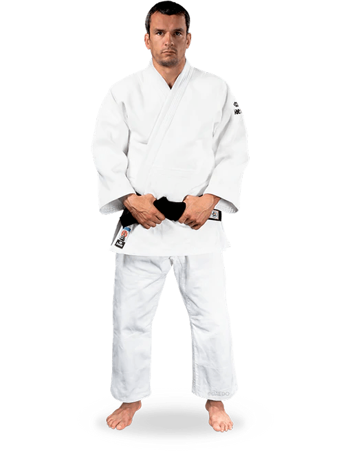 Judogi Daedo Elite vit 690 gsm framifrån komplett med jacka och byxor för tävlingar.