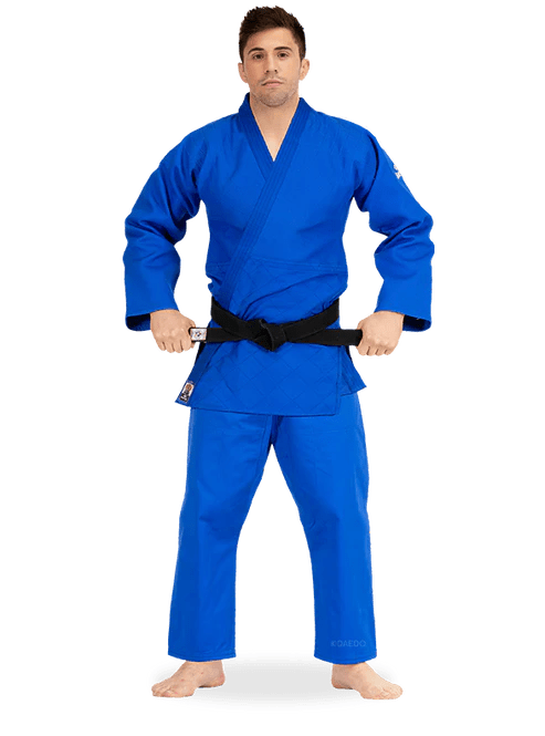 Judogi Daedo Elite blå 690 gsm framifrån för professionella atleter och officiella tävlingar.