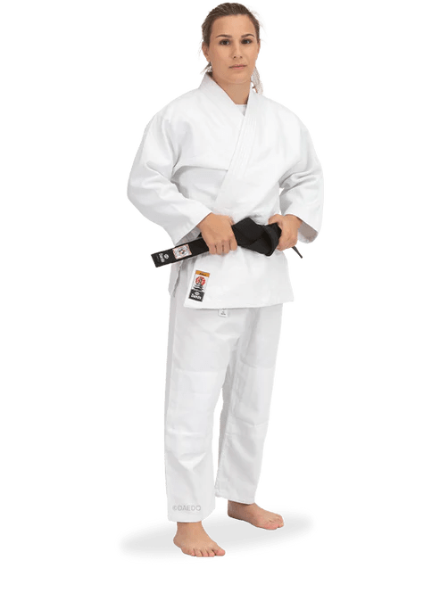 Judogi Daedo Gold 525 gsm i optisk vit bomull och polyester komplett med jacka och byxor.