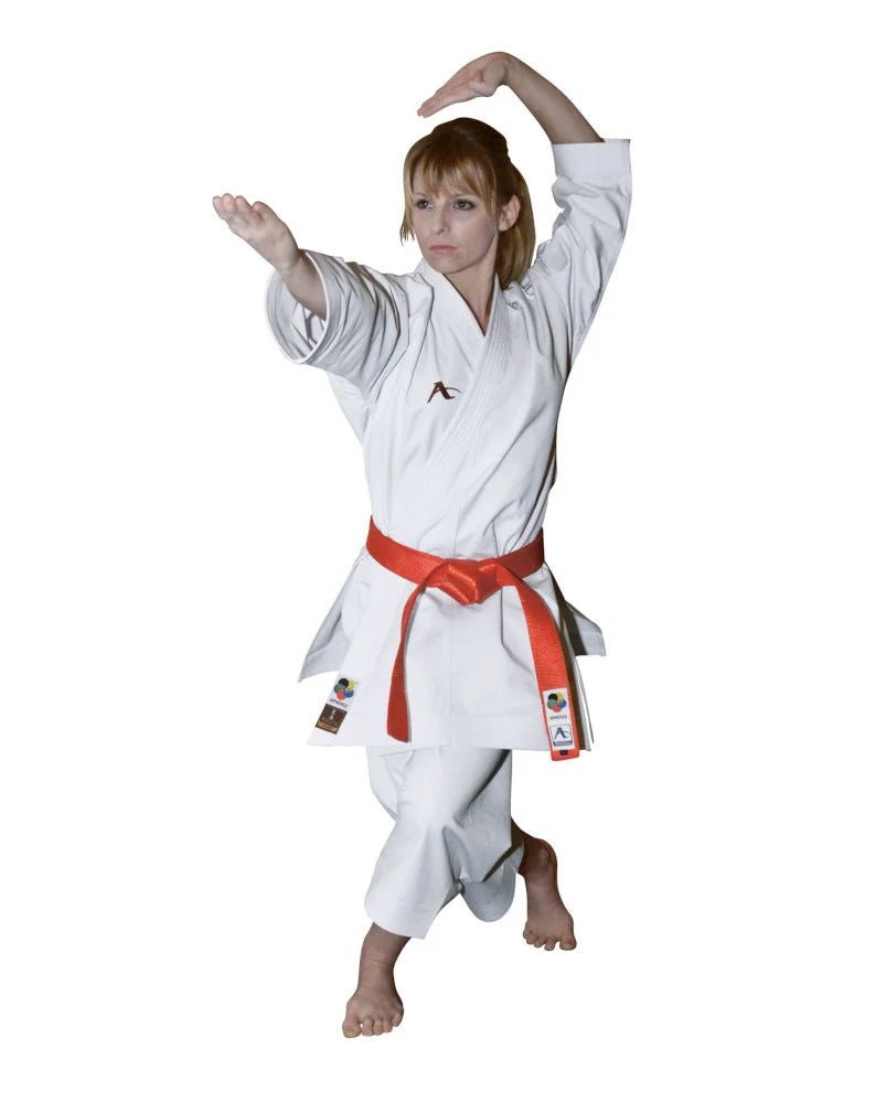 Framifrån av Arawaza Amber Evolution karategi WKF godkänd för kata-tävlingar
