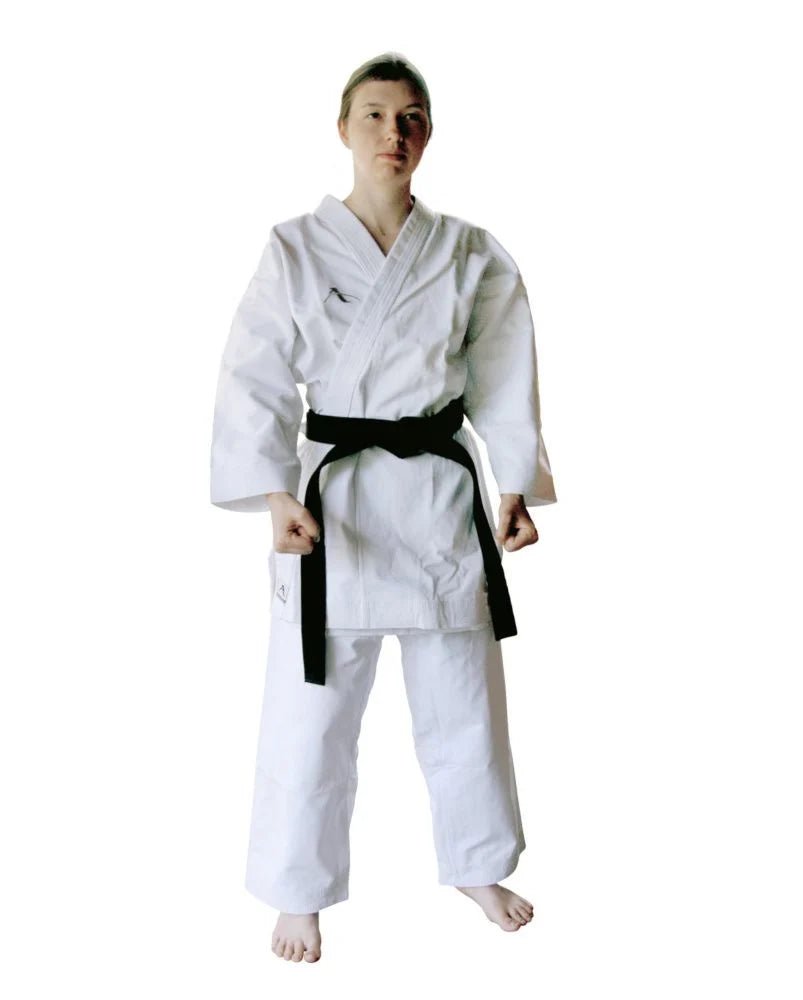 Framifrån av WKF-godkända Arawaza Kata Deluxe karategi med specifikt kata-snitt