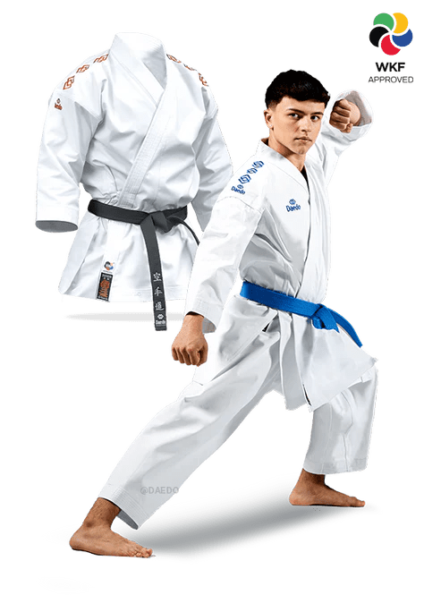 Karategi Daedo Kata Premier League WKF vit med dubbel jacka framifrån.