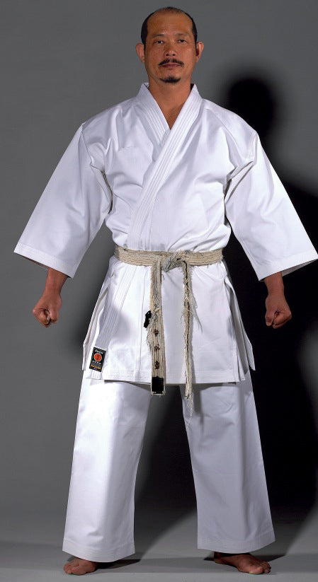 Kimono karate taglio giapponese 12 oz con maniche e pantaloni corti.