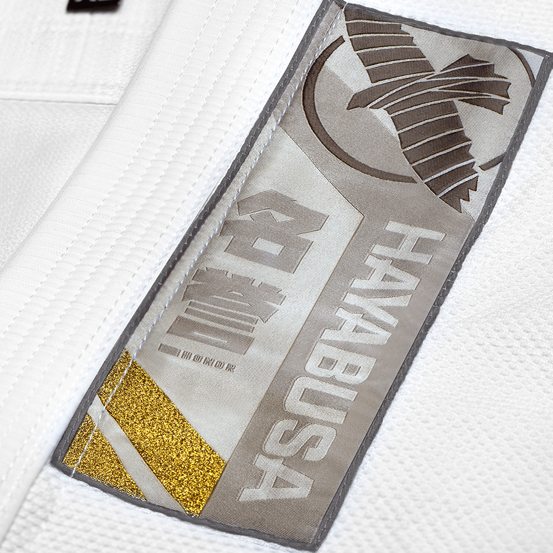 Detalj av lapparna med kanji och broderi på den vita Hayabusa-kimonon