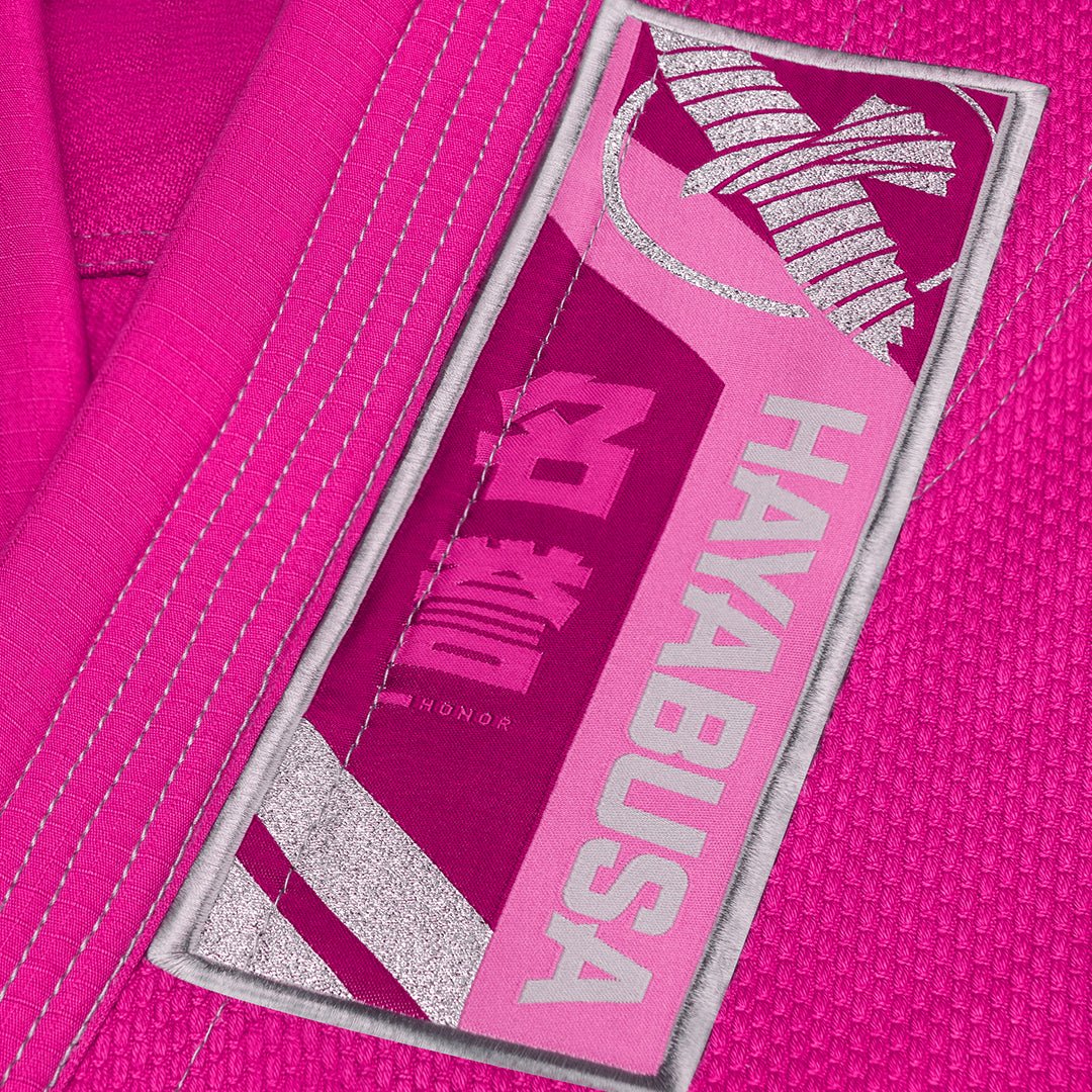 Närbild av logotyperna och skrifterna broderade på den rosa varianten av Hayabusa Gi