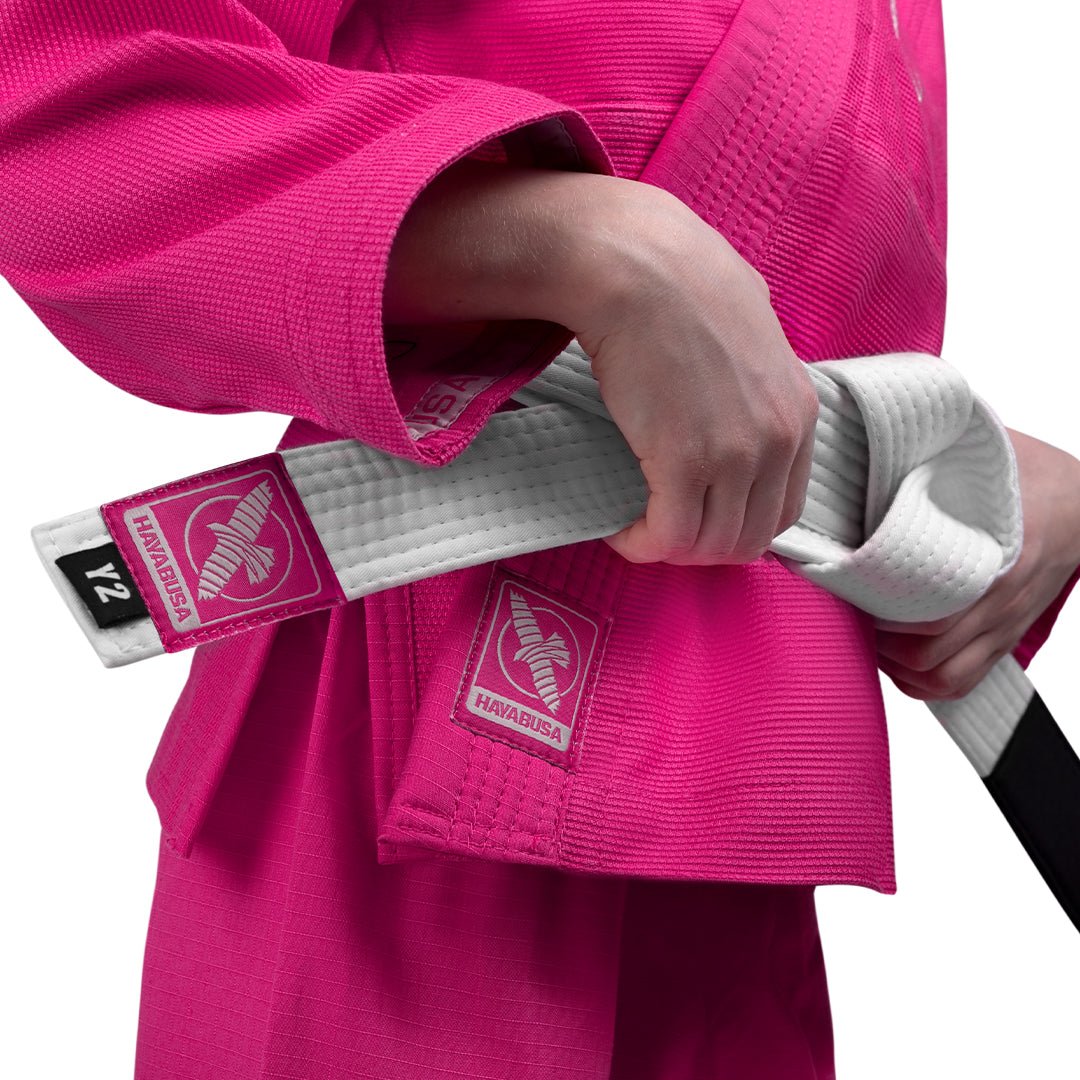 Detalj av det vita bältet som levereras med den rosa Hayabusa-kimonon för barn