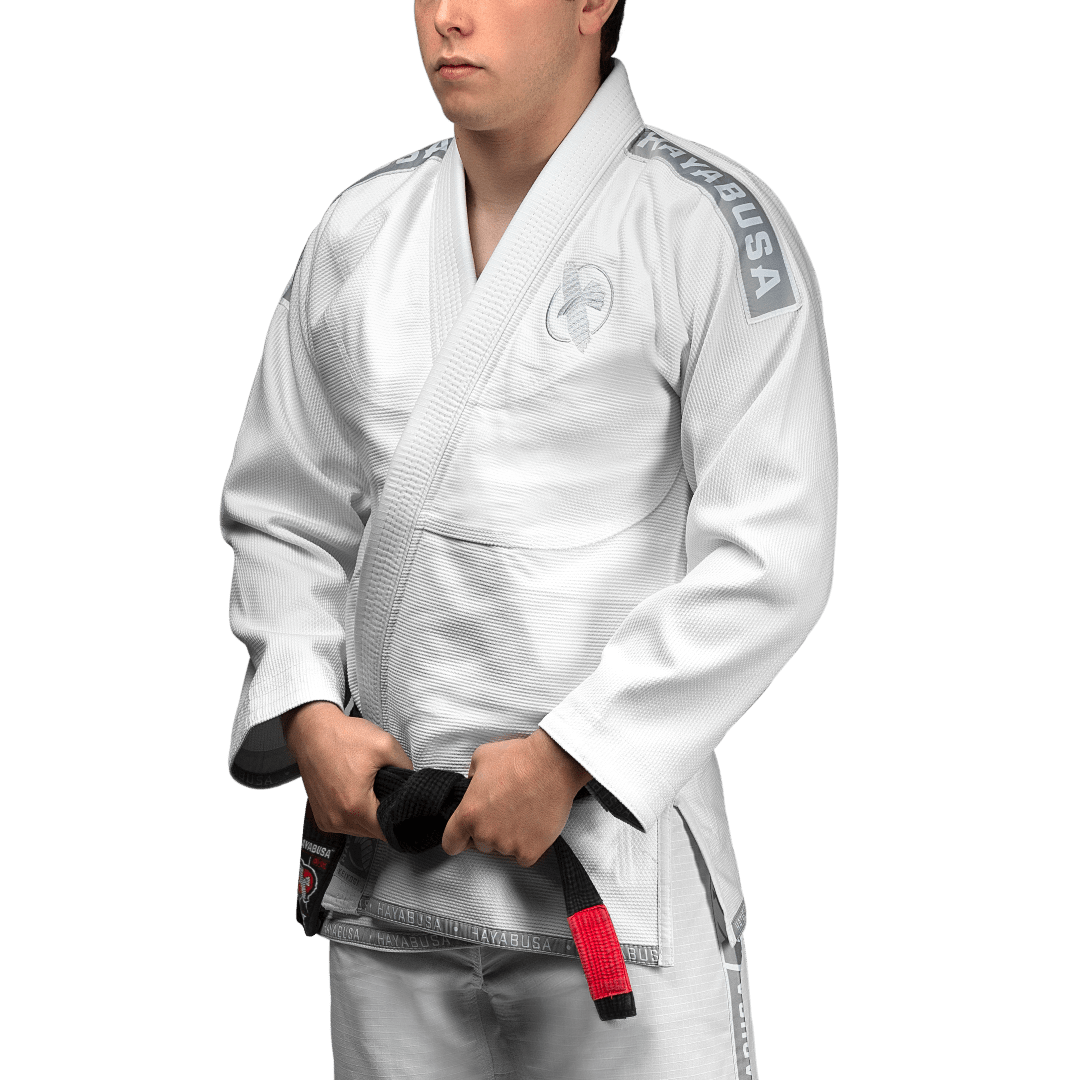 Framifrån av den vita Hayabusa Lightweight BJJ-kimonon för IBJJF-tävlingar