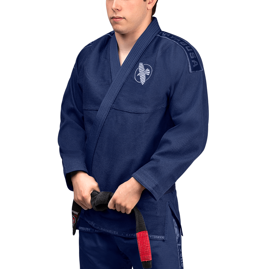 Framifrån av den marinblå BJJ Hayabusa lättvikts-kimonon