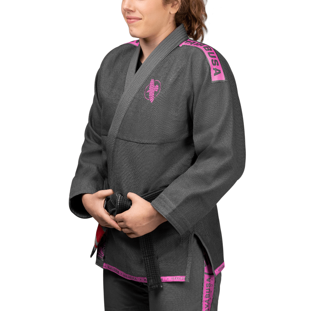 Framifrån av den grå BJJ Hayabusa Lättviktskimonon med rosa detaljer och logotyper