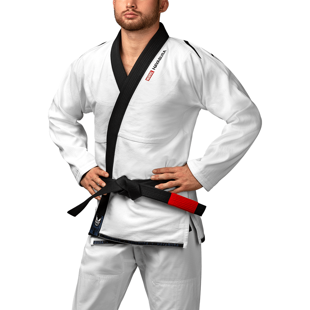 Vooraanzicht van de witte BJJ Hayabusa Marvel Venom kimono met symbiontborduurwerk en officiële patches