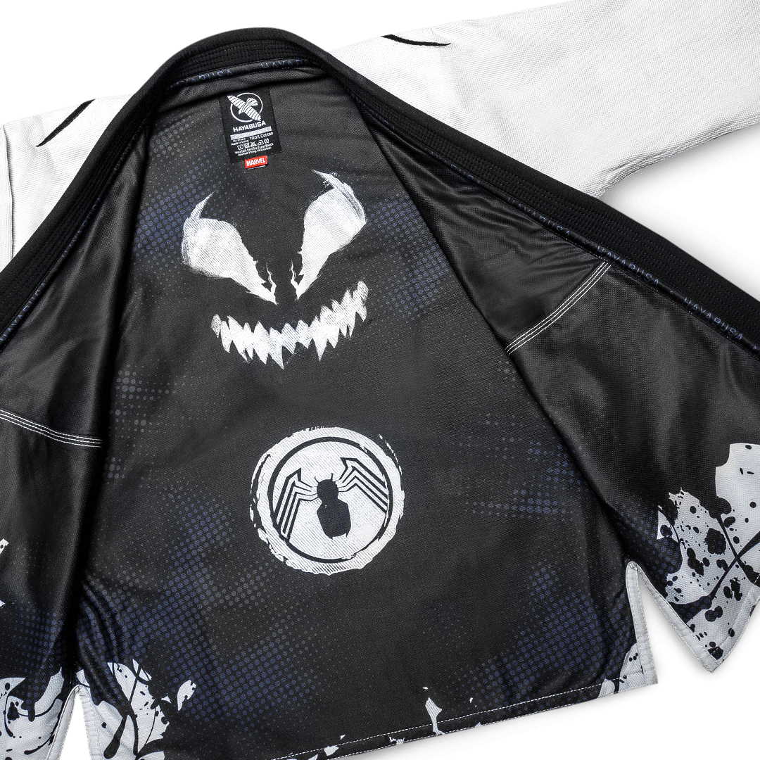 Detail van de op maat gemaakte binnenvoering van de Hayabusa Venom-kimono met artistieke afbeeldingen van de Marvel-symbiont