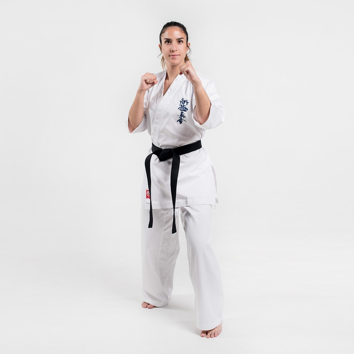 Kimono Karate Shinkyokushin Fujimae Training indossato, vista frontale dell'uniforme da 9oz.