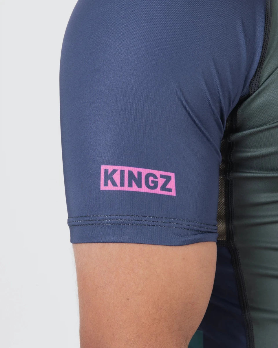 Detail van de technische polyester- en spandexstof van de Kingz Draft-rashguard