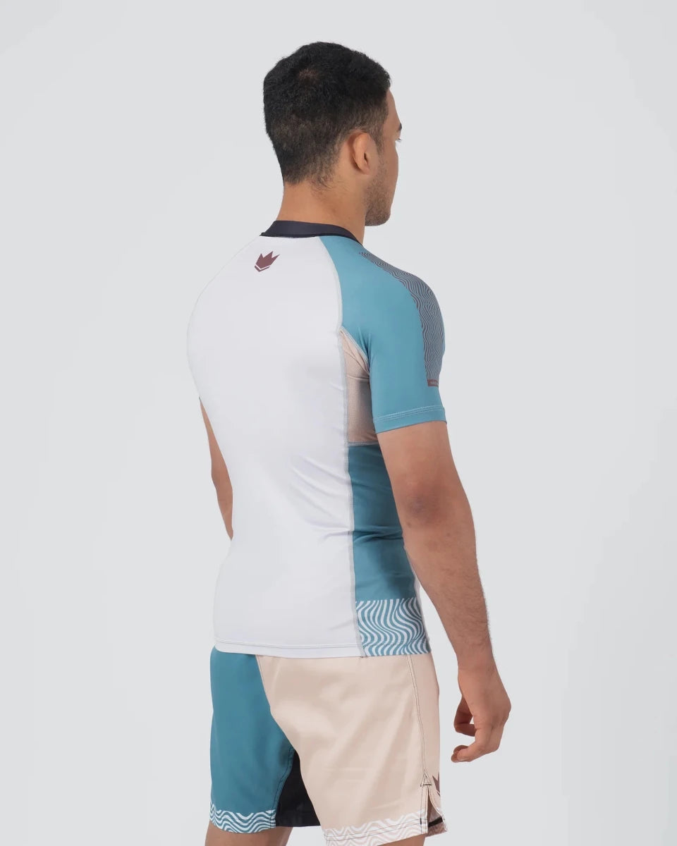 Achteraanzicht van de lichtblauwe Kingz Flow rashguard met volledig gesublimeerde graphics