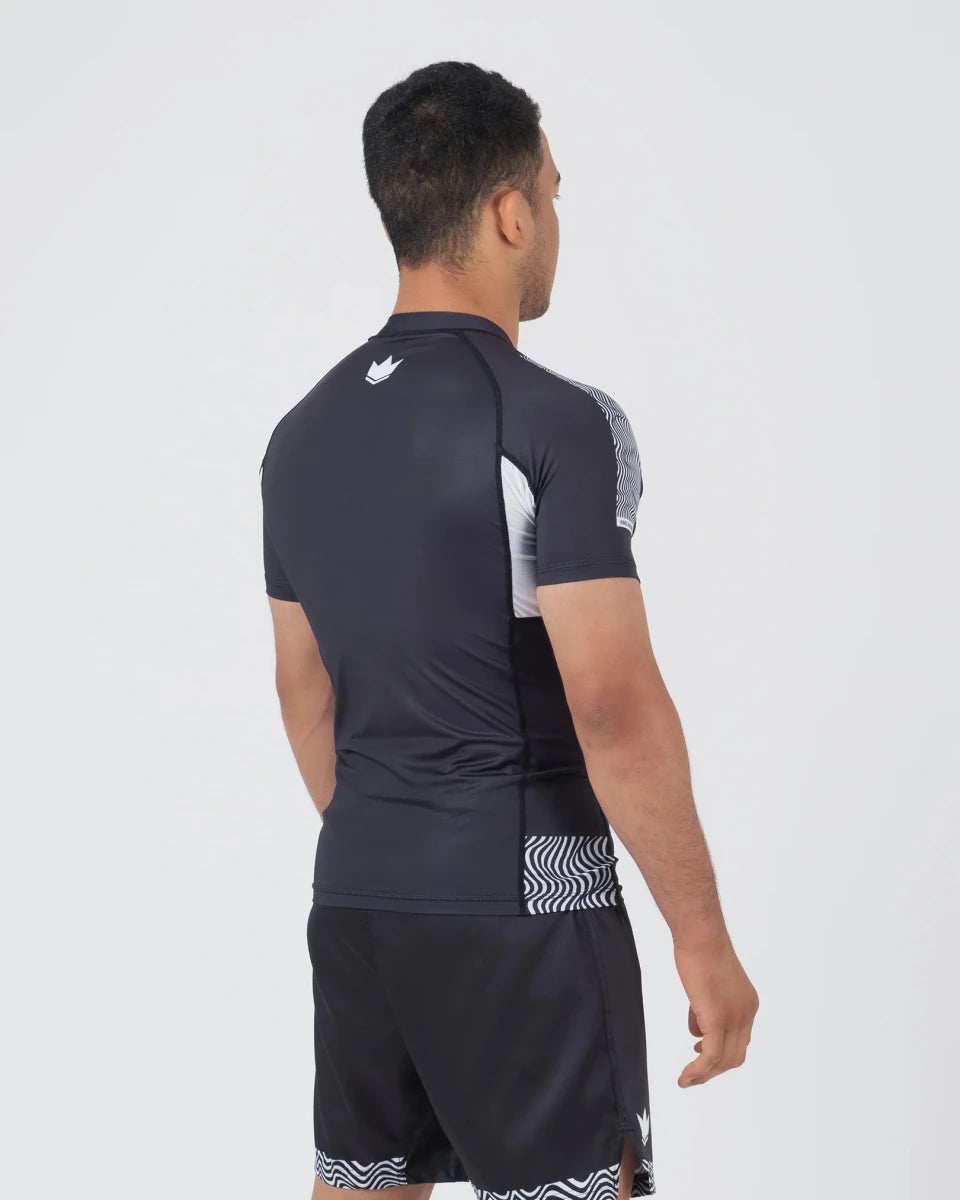 Achteraanzicht van de Kingz Flow rashguard met volledig gesublimeerde graphics