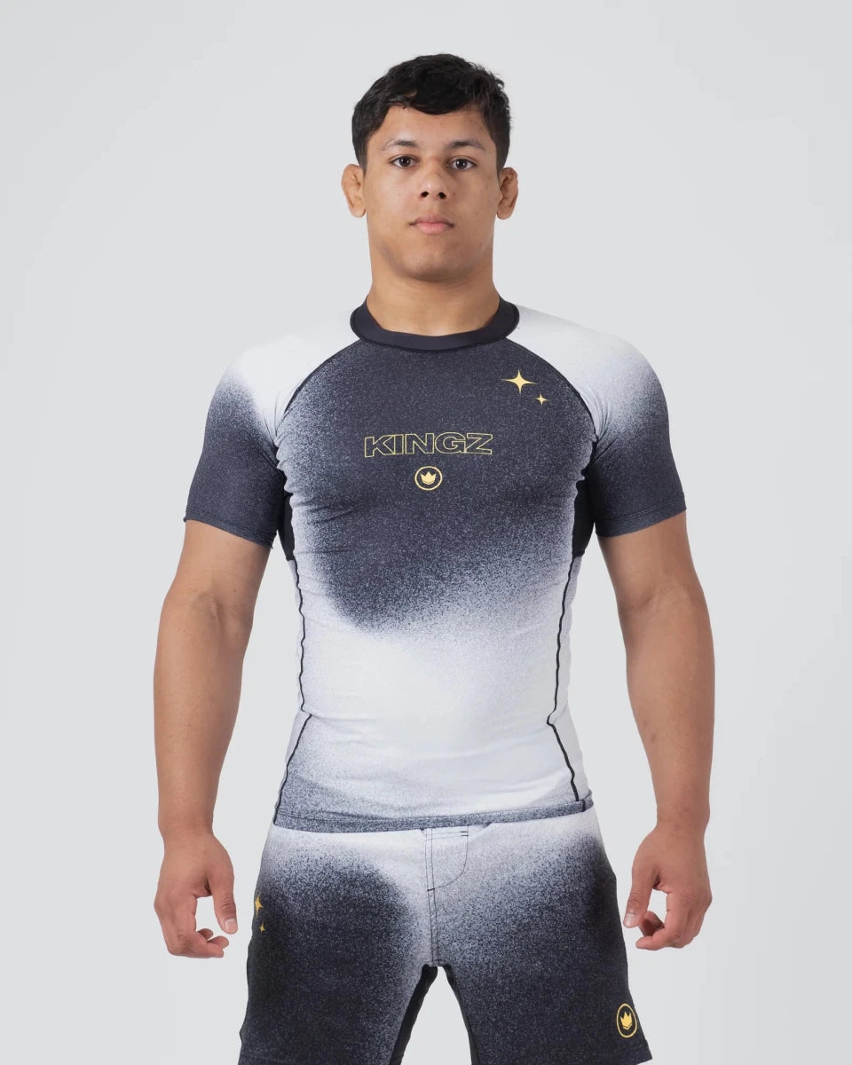 Vooraanzicht van de Kingz Galaxy rashguard met ruimteafbeeldingen voor Jiu Jitsu en MMA