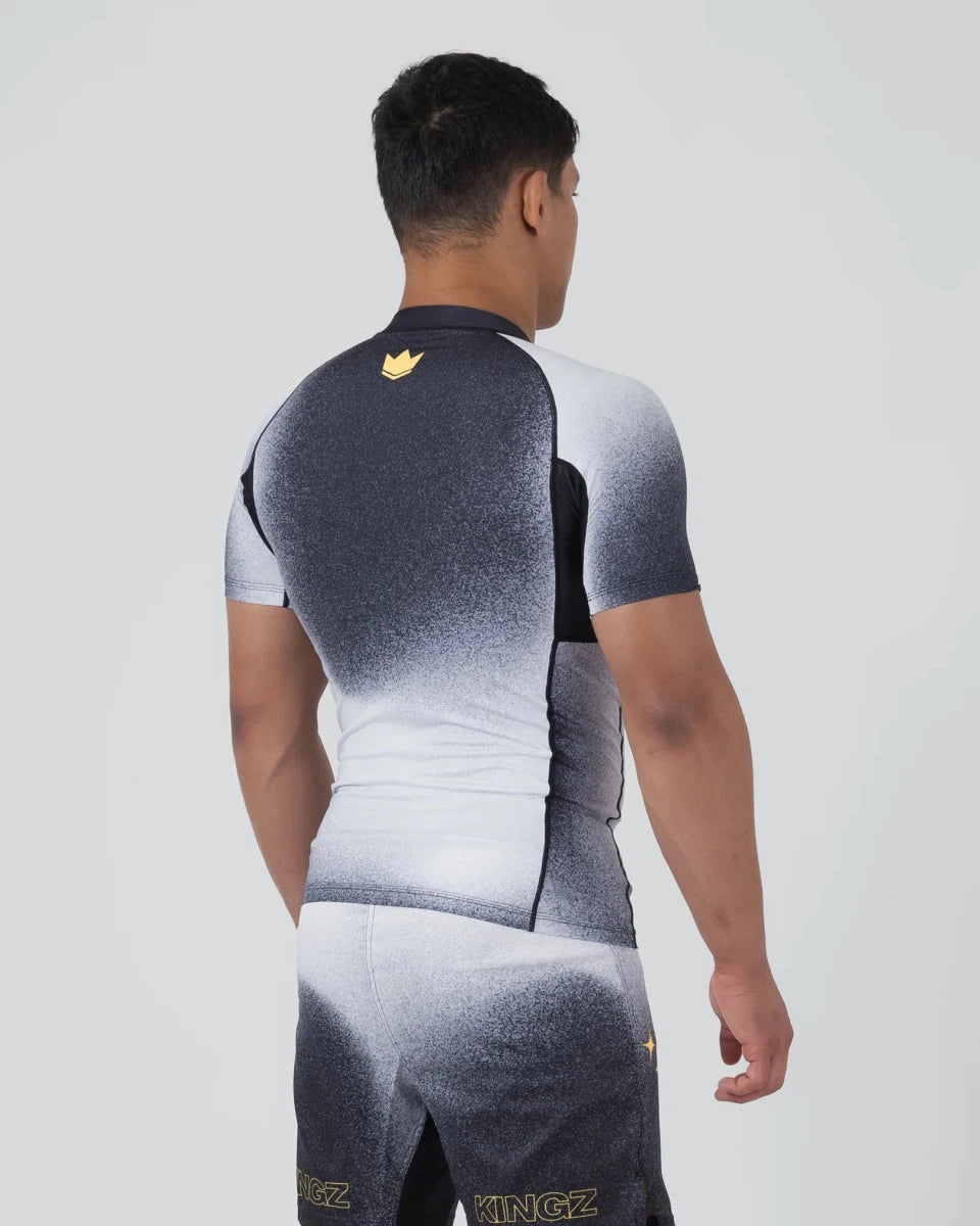Achteraanzicht van de Kingz Galaxy rashguard met een volledig gesublimeerd, high-definition ontwerp