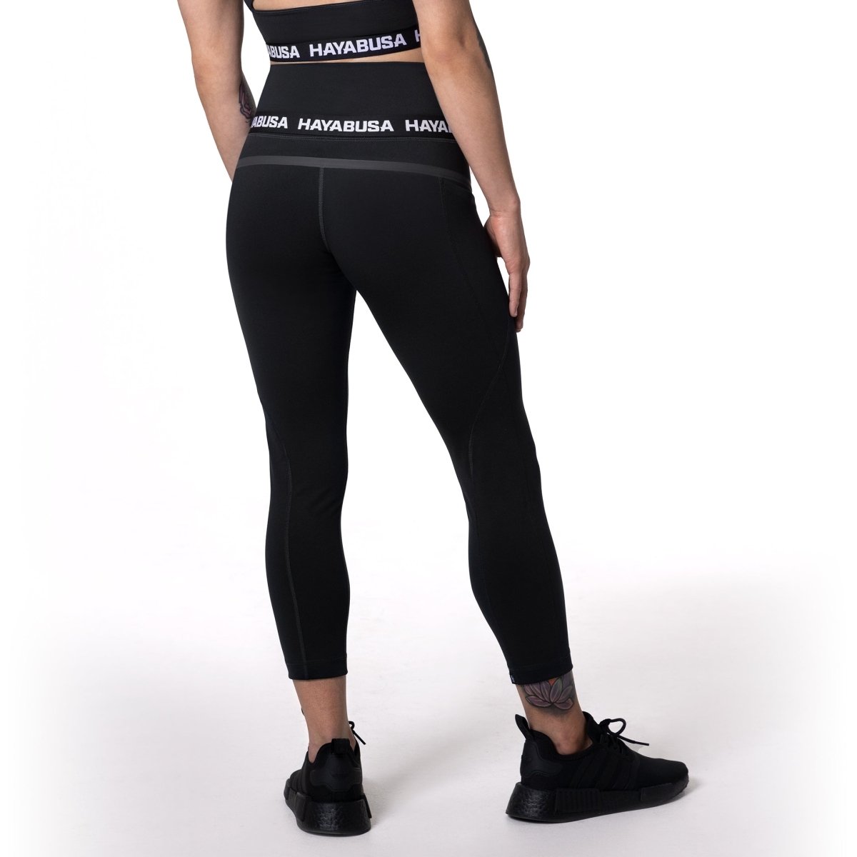 Bakifrån av de svarta Hayabusa 3/4-leggingsen som visar shapewear-snittet