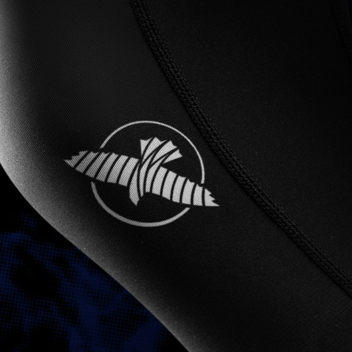 Close-updetail van het UFC-schrift gedrukt op de pijp van de zwart-blauwe BJJ-dameslegging