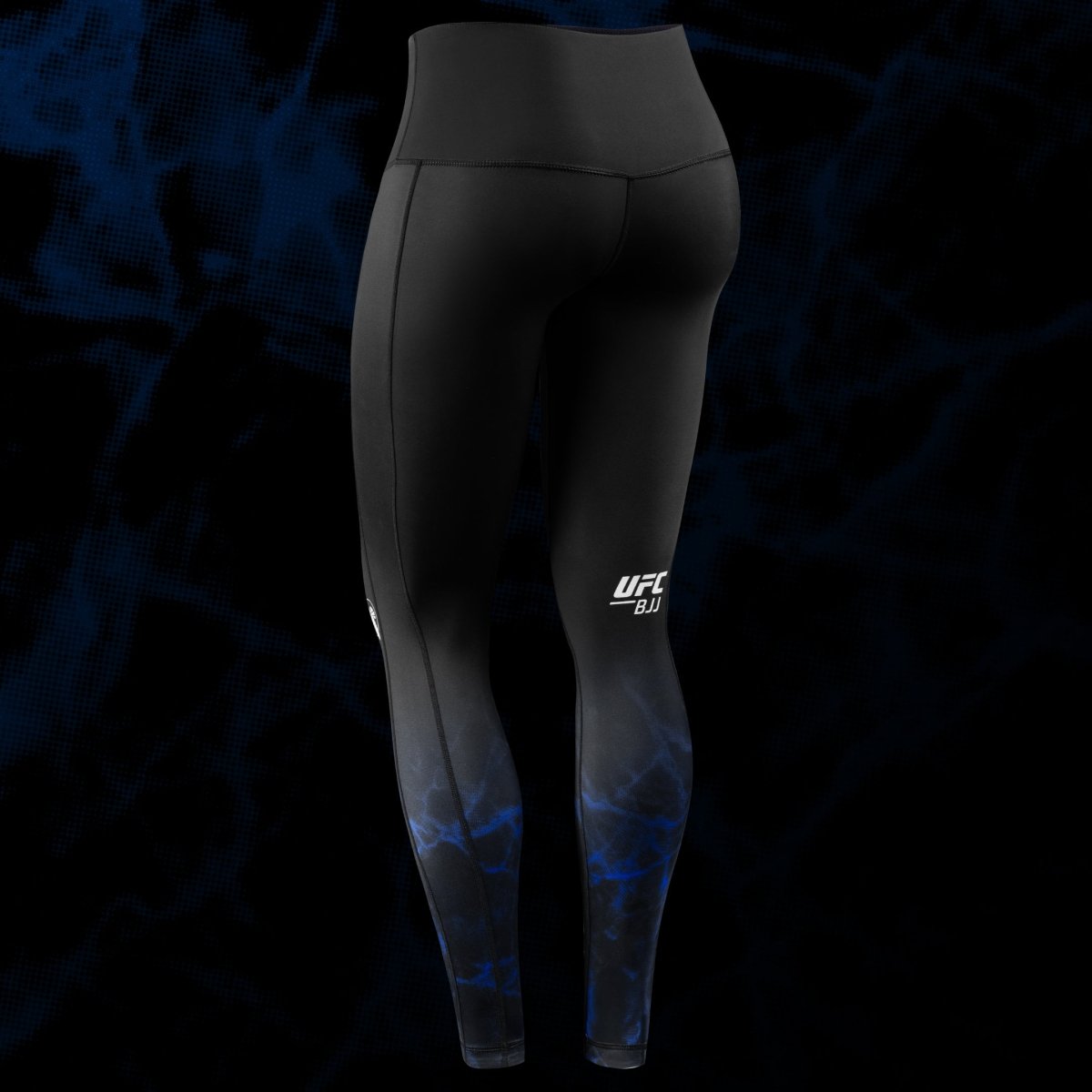 Achteraanzicht van de zwart-blauwe UFC BJJ-dameslegging, met nadruk op de elastische tailleband
