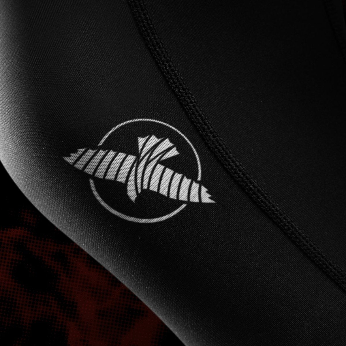 Close-up van het officiële UFC-logo en afbeeldingen gedrukt op de pijp van de zwart-rode BJJ-dameslegging