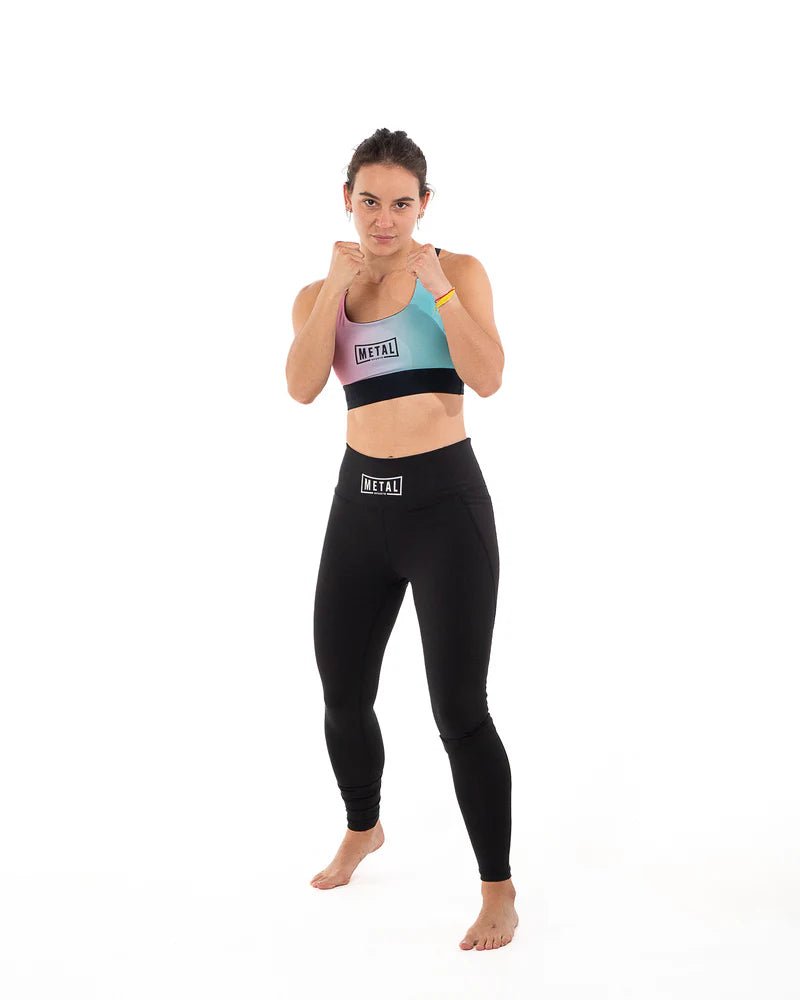 Detail of the technical material and stitching of the Metal Boxe compression leggings