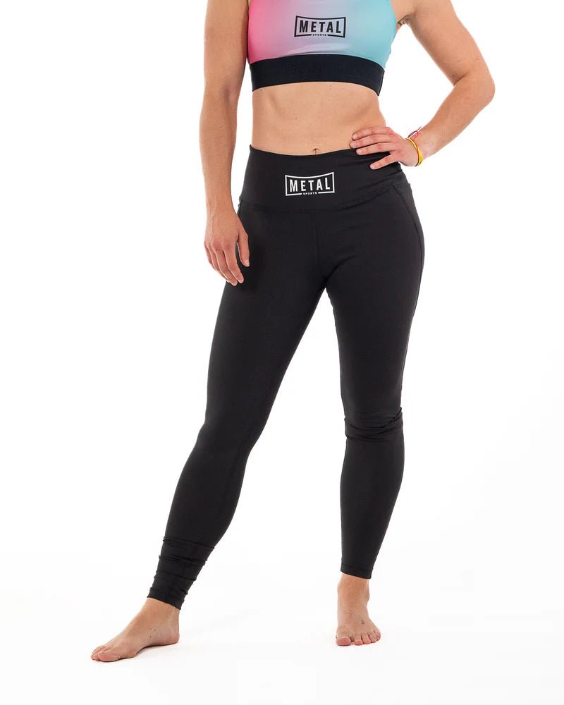 Vue de face des leggings de compression de boxe en métal noir pour femmes pour le fitness et le MMA