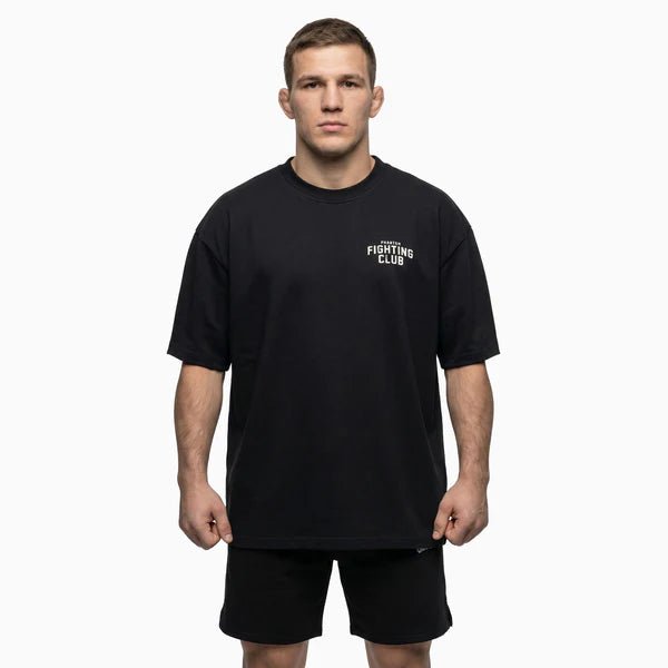 Makrodetalj av den lilla Phantom Athletics-logotypen tryckt på tröjans vänstra bröst