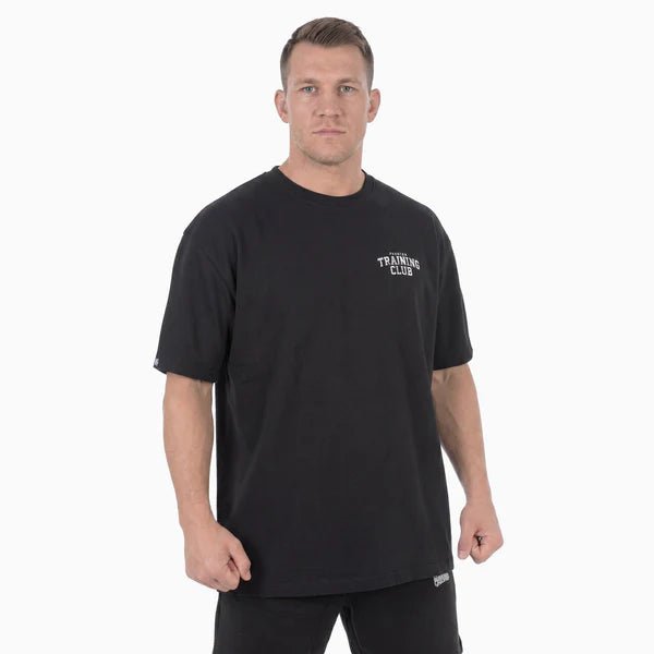 Makrodetalj av den subtila Phantom Athletics-logotypen präglad på tröjans vänstra bröst