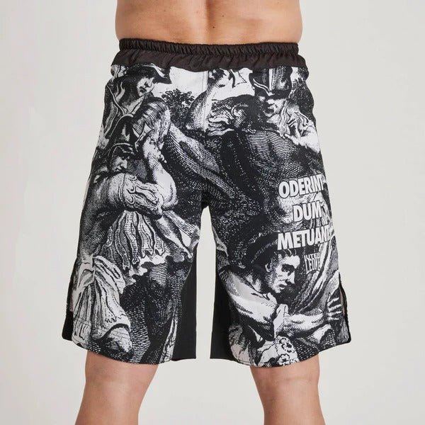 Helt bakifrån av LEONE x IUTER Taggtråd MMA Shorts, som visar fortsättningen av det grafiska trycket och baksidan av det svarta bältet.