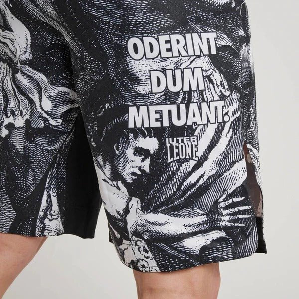 Platt vy framifrån av LEONE x IUTER Taggtråd MMA-shorts, med fokus på hela layouten av logotyper och tryck