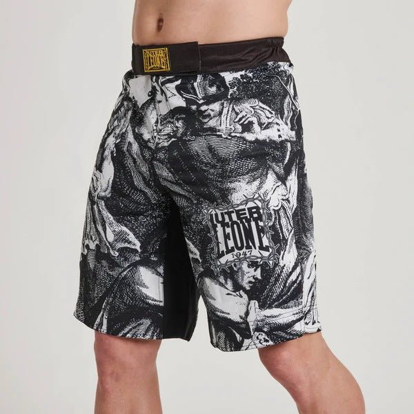 Helt framifrån av en modell som bär LEONE x IUTER MMA-shortsen, som visar passform och längd