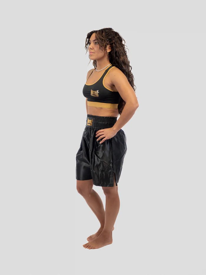 Detail van de elastische taille en het geborduurde logo van de zwarte Metal Boxe Pro Line short