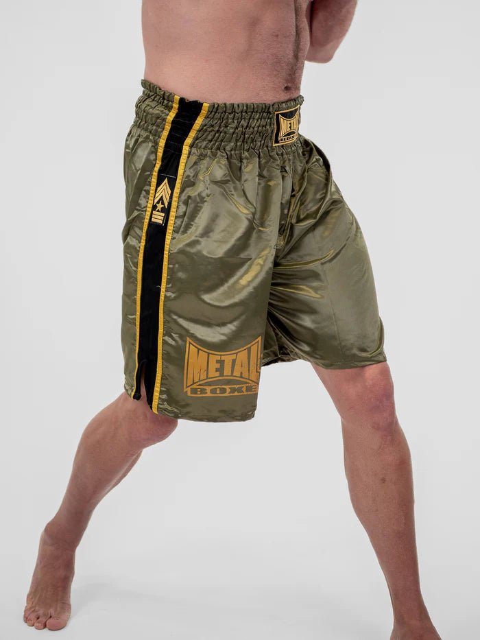 Detail van de satijnen stof en gouden bies van de groene Metal Boxing Pro Line short
