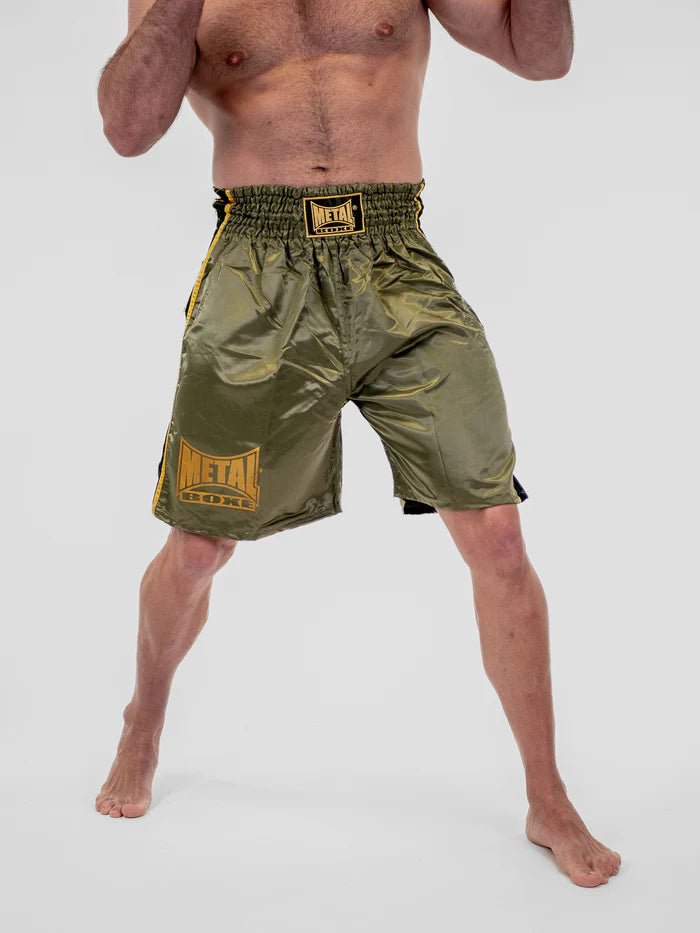 Vooraanzicht Metal Boxe Pro Line Engelse boksshort in militair groen en goud satijn