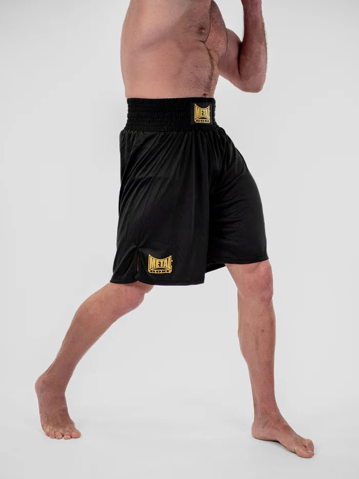 Szczegóły jedwabistej tkaniny i wykończenia czarnych spodenek bokserskich Metal Boxe Water