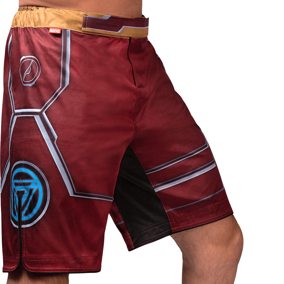 Vooraanzicht van de Hayabusa Marvel Iron Man vechtshort, rood spinnenwebontwerp