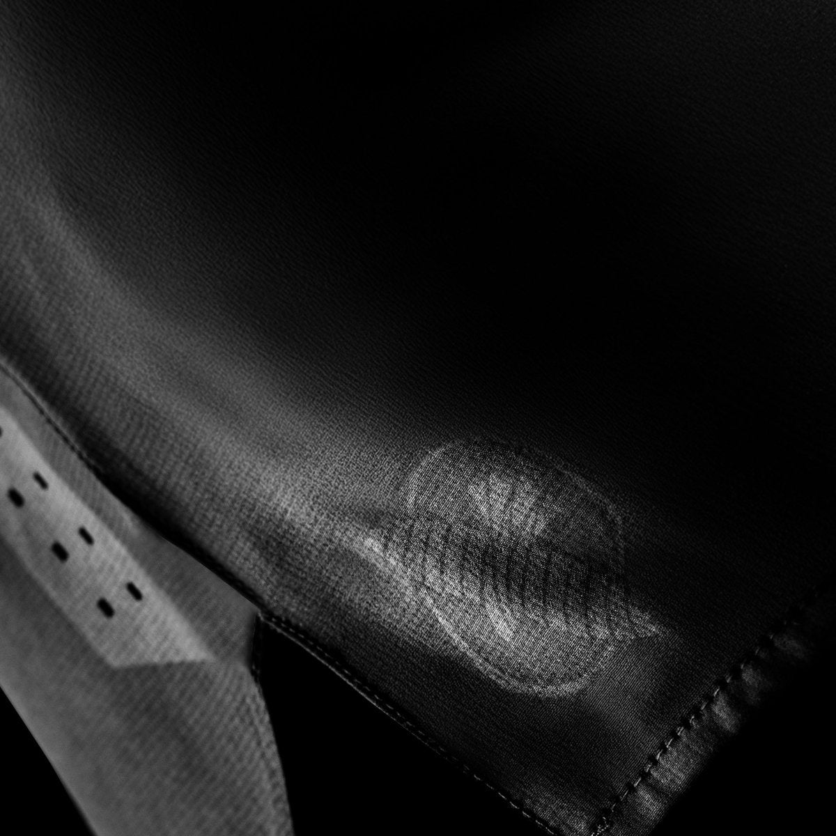 Sidodetalj på de svarta Hayabusa Core grappling-shortsen som visar laserskurna ventilationshål